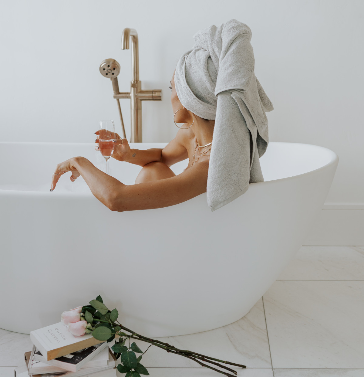 cariloha-bamboo-bath-towel-woman-tub
